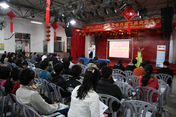 招聘会讲话_襄阳举办企业与大学生对接大型招聘会供万余岗位