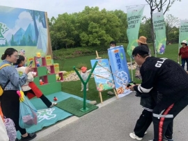 小孩们在玩耍中度可信度描述已自动生成