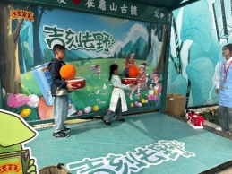 图片包含 室内, 人, 小孩, 年轻描述已自动生成