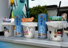 桌子上放着许多瓶子中度可信度描述已自动生成