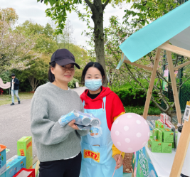 图片包含 户外, 人, 桌子, 男人描述已自动生成
