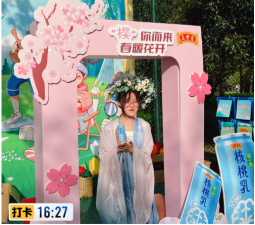 一群人站在一起低可信度描述已自动生成
