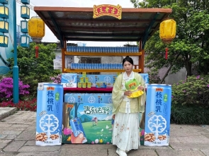 商店门口和行人低可信度描述已自动生成