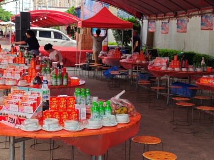 图片包含 桌子, 建筑, 户外, 食物

AI 生成的内容可能不正确。