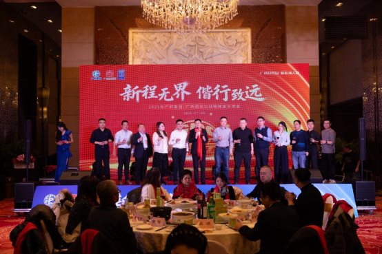 人们在看台上的人在餐厅里AI 生成的内容可能不正确。